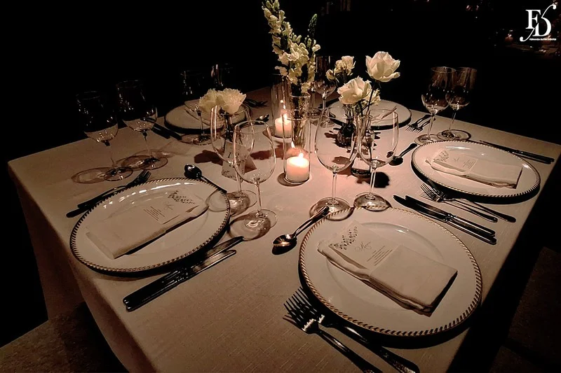 Casamento no Le Bistrot Gourmet em Porto Alegre, com decoração clássica, iluminação intimista e um projeto cheio de sofisticação com stylling europeu. Mesas com toalhas brancas, detalhes dourados, flores brancas.