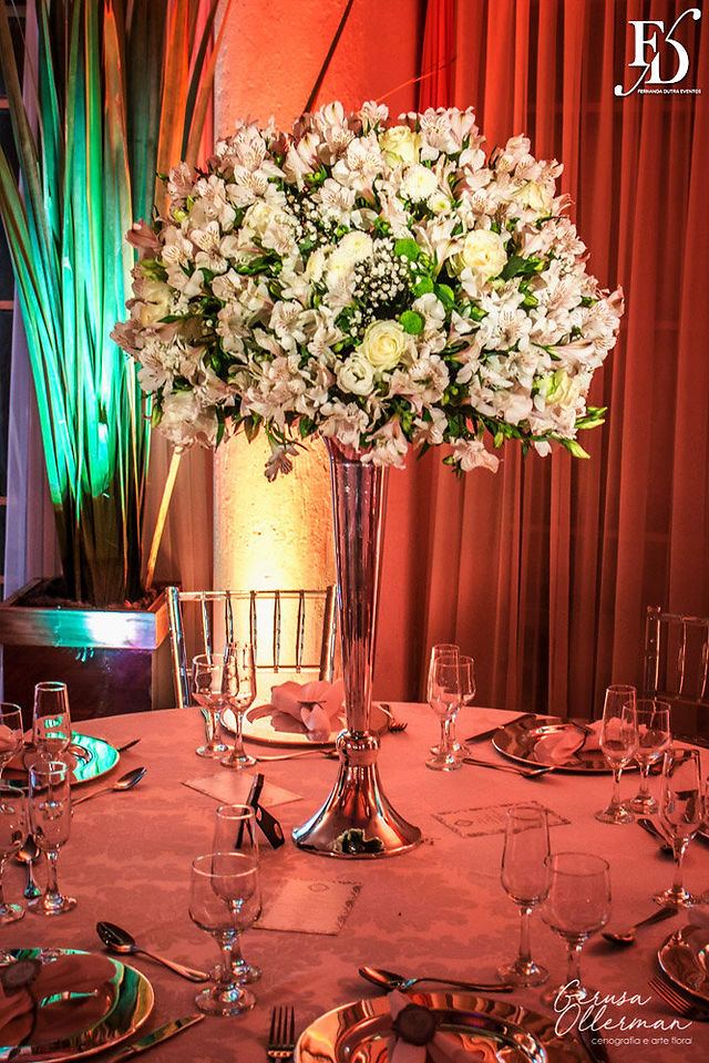casamento com cerimônia na catedral metropolitana de porto alegre igreja nossa senhora da madre de deus e recepção no salão dos espelhos do clube do comércio de porto alegre com decoração clássica clean elegante e sofisticada em branco e prata por life eventos especiais cerimonial em porto alegre