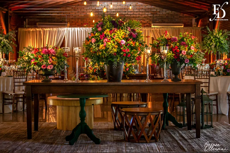 casamento realizado no sítio da figueira em porto alegre numa noite fria de inverno com decoração rústico delicada botânica organização e cerimonial de life eventos especiais cerimonialista para casamentos em porto alegre