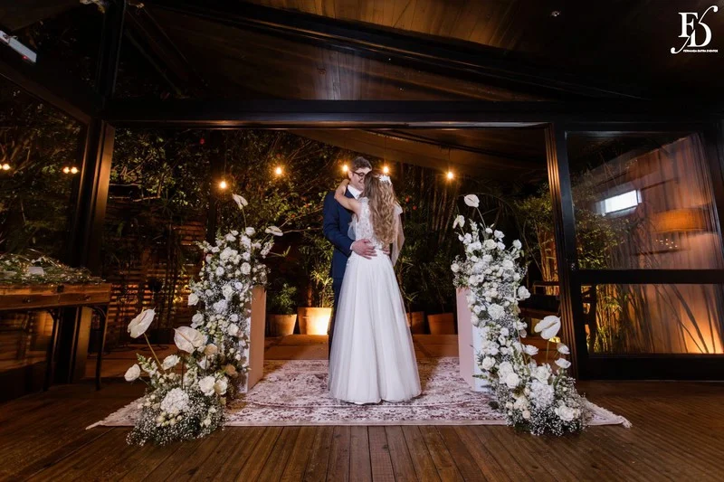 Casamento no Le Bistrot Gourmet em Porto Alegre, com decoração clássica, iluminação intimista e um projeto cheio de sofisticação com stylling europeu. Mesas com toalhas brancas, detalhes dourados, flores brancas.