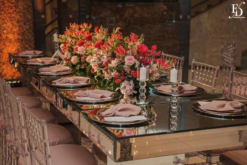 mesa principal festa de 15 anos na praça dos fundadores do grêmio náutico união GNU