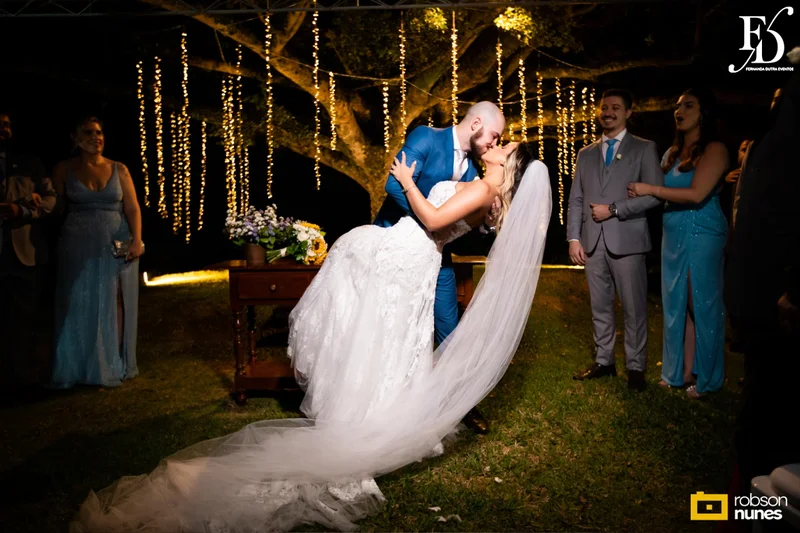 casamento no espaço paraíso em porto alegre com decoração moderna em azul marinho, dourado e girassóis; temática geek, com referências a funko pop, filmes e séries - por life eventos especiais