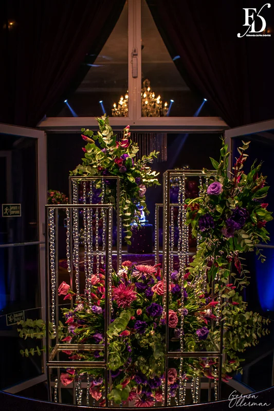 festa de aniversario de 15+2 evento adiado por 2 anos realizado na casa vetro em porto alegre com decoração moderna sofisticada luxuosa em tons de lilás e prata por life eventos especiais cerimonialista para festas de 15 anos em porto alegre