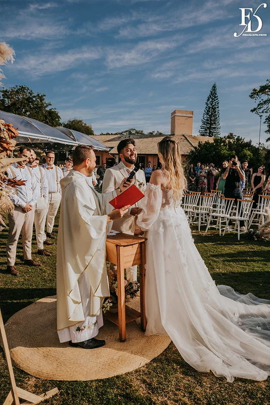 casamento divertido e animado na casa na chácara, em porto alegre; um casal jovem, despojado, que queria celebrar esse momento com um rodízio de pizza - casamento com pizza - decoração estilo boho wedding em tons terrosos cerimonial de life eventos especiais
