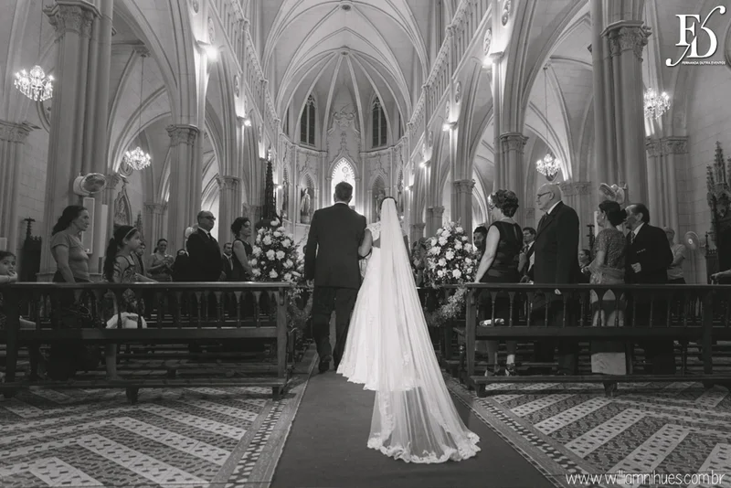 casamento luxuoso no clube veleiros do sul em porto alegre com decoração em dourado fechamento do teto em voil e espelhos venezianos cerimônia na igreja santa teresinha e santíssimo sacramento na redenção com organização e cerimonial de fernanda dutra da life eventos especiais organizadora de eventos em porto alegre