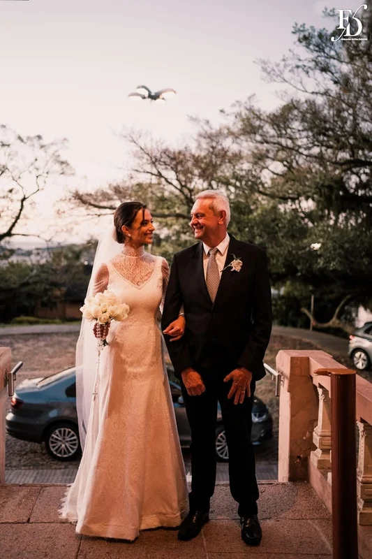 casamento com cerimônia na igreja sagrado coração de jesus em porto alegre e recepção elegante e intimista no le bistrot gourmet com decoração em verde, branco e prata