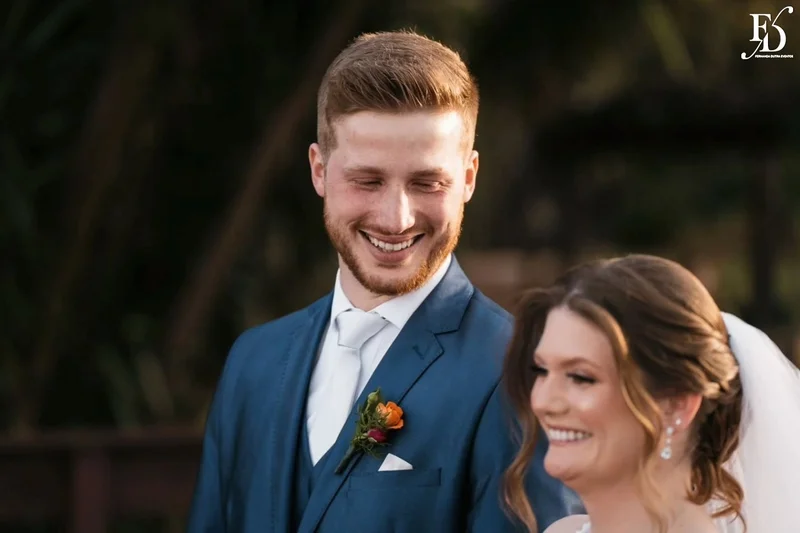 Noivos Nádia e Nikolas no altar ao ar livre com pôr do sol na Serra Gaúcha.