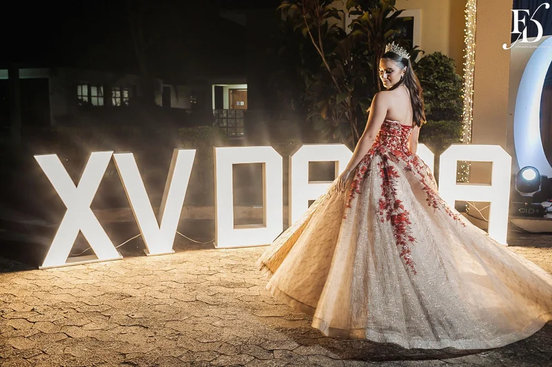 festa de 15 anos nas cores azul e branco com decoração moderna com cristais e espelhos por life eventos especiais assessoria e cerimonial de festas de 15 anos em porto alegre