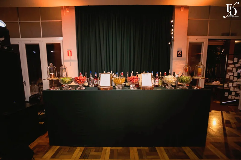 festa de formatura em medicina realizada no salão boa vista da associação leopoldina juvenil em porto alegre com decoração verde e branco e animação da banda os calamares