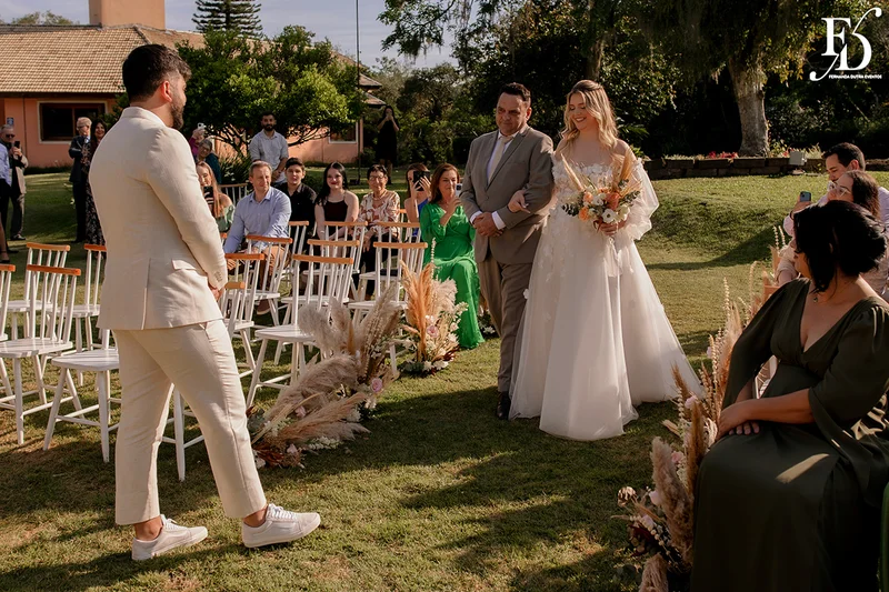 casamento divertido e animado na casa na chácara, em porto alegre; um casal jovem, despojado, que queria celebrar esse momento com um rodízio de pizza - casamento com pizza - decoração estilo boho wedding em tons terrosos cerimonial de life eventos especiais