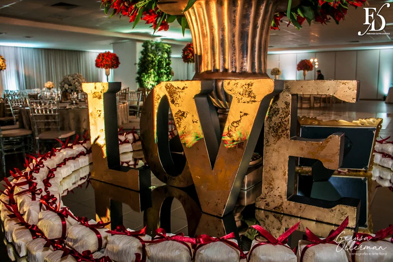 casamento com cerimônia na basílica nossa senhora das dores em porto alegre e festa e recepção no salão hannover da sogipa com decoração clássica elegante e sofisticada em dourado, branco e vermelho, com detalhe em pérolas por life eventos especiais empresa especializada na organização de casamentos em porto alegre