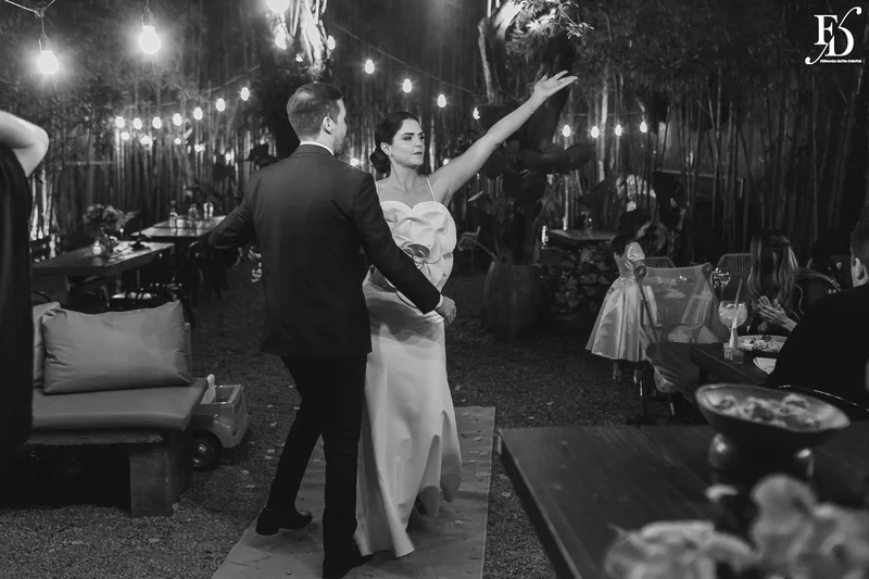 casamento mini-wedding no eat kitchen em novo hamburgo com decoração verde e branco estilo greenery noivos abrindo a pista