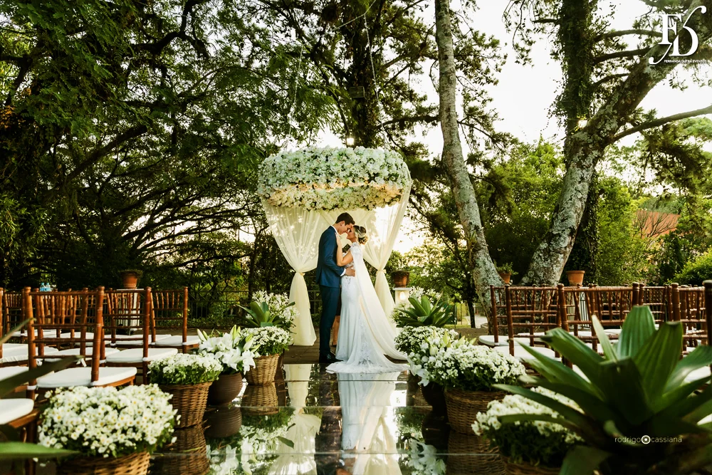 casamento do goleiro brenno do grêmio de porto alegre com a linda victoria fogazzi com uma cerimônia ao ar livre em porto alegre num lindo entardecer de verão e recepção em tons de marsala no salão principal da sede campestre da associação do ministério público por life eventos especiais cerimonialista em porto alegre