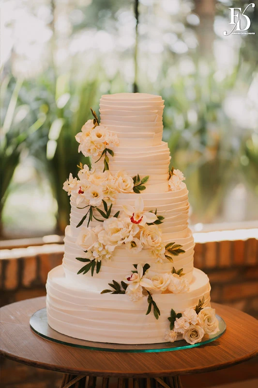 casamento diurno estilo europeu realizado no alto da capela em porto alegre no formato destination wedding com organizacao de life eventos especiais casamento de luxo em porto alegre com decoração luxuosa e clássica