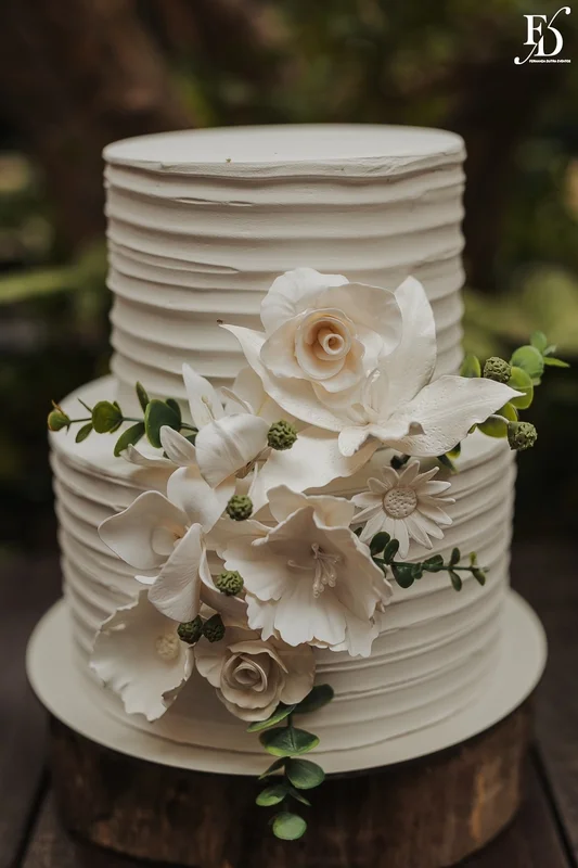 casamento mini-wedding no eat kitchen em novo hamburgo com decoração verde e branco estilo greenery bolo de casamento com flor de açúcar