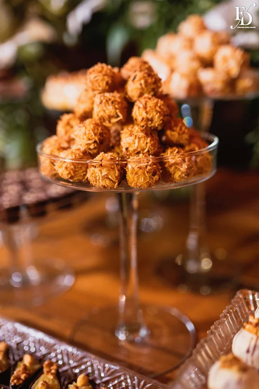 festa de formatura em medicina realizada no salão boa vista da associação leopoldina juvenil em porto alegre com decoração verde e branco e animação da banda os calamares