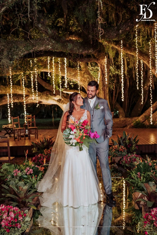 casamento judaico realizado no sítio da figueira em porto alegre com decoração exuberante botânica tropical festa linda com passarela de espelho cerimônia de casamento ao ar livre por life eventos especiais cerimonialista em porto alegre organização de casamentos