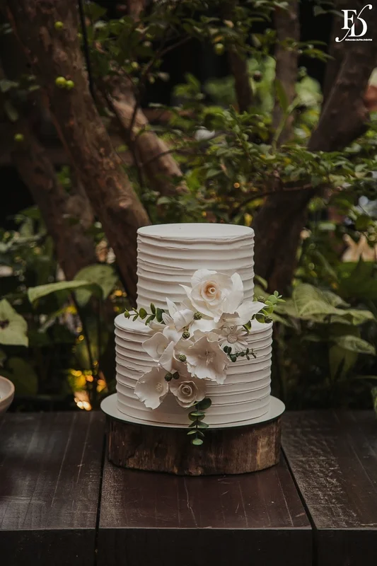 casamento mini-wedding no eat kitchen em novo hamburgo com decoração verde e branco estilo greenery bolo de casamento