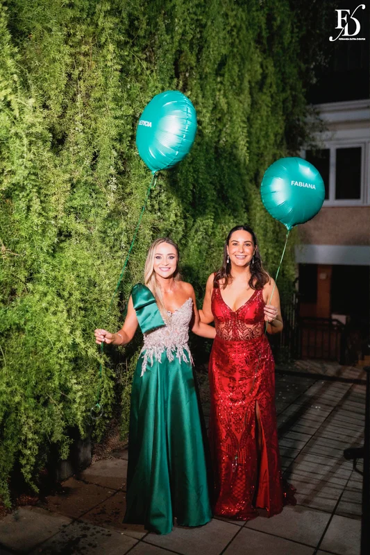 festa de formatura em medicina realizada no salão boa vista da associação leopoldina juvenil em porto alegre com decoração verde e branco e animação da banda os calamares