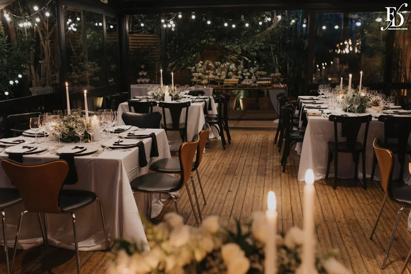 Le Bistrot Gourmet decorado com velas, flores brancas e lâmpadas para casamento intimista