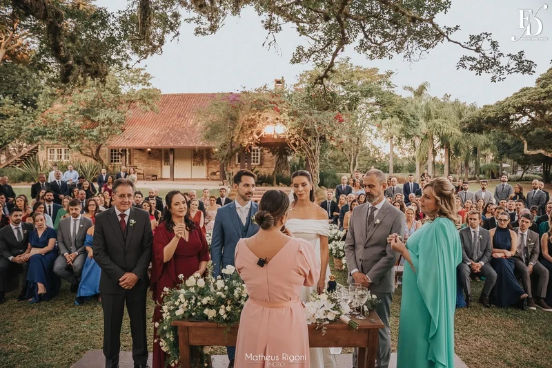 casamento elegante e sofisticado no alto da capela em porto alegre com decoração botânica greenery em verde e branco por life eventos especiais
