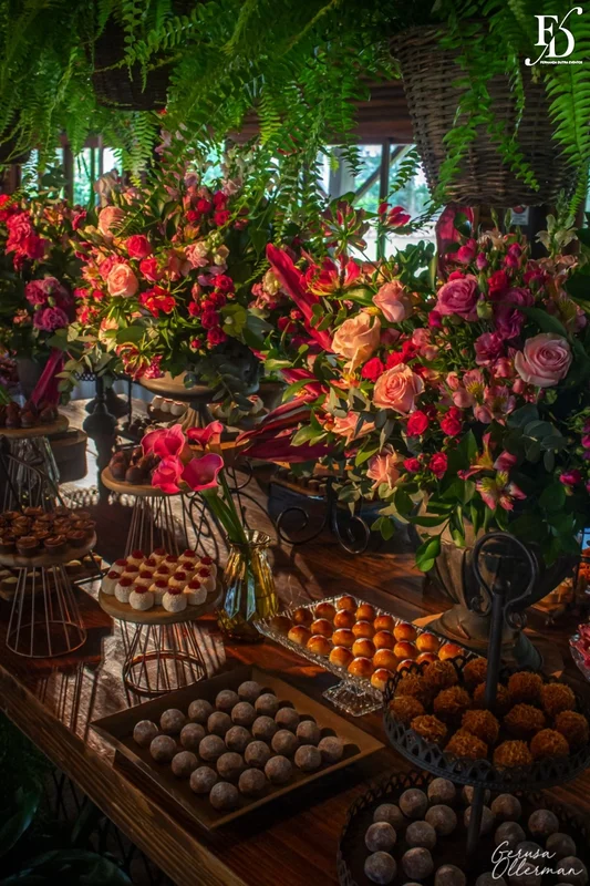 Decoração aérea com samambaias e mesas de madeira em casamento rústico chique.