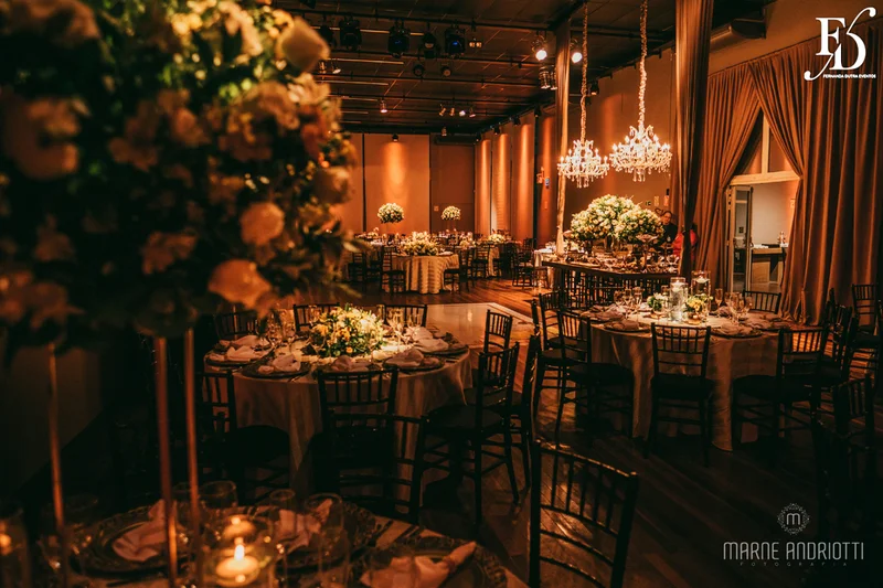 casamento na igreja nossa senhora do mont'serrat em porto alegre e festa de casamento na casa vetro em porto alegre com decoração sofisticada e luxuosa estilo clássico em dourado branco e amarelo por life eventos especiais cerimonialista de casamento em porto alegre