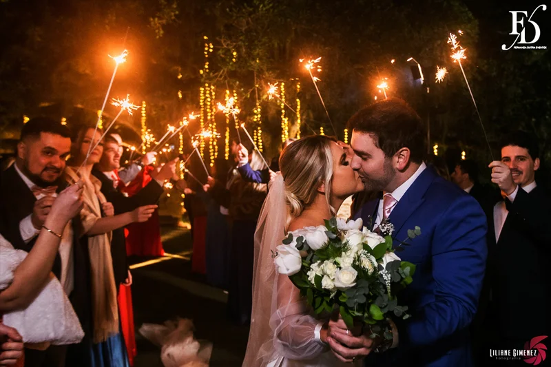 casamento realizado no sítio da figueira em porto alegre numa noite fria de inverno com decoração rústico delicada botânica organização e cerimonial de life eventos especiais cerimonialista para casamentos em porto alegre