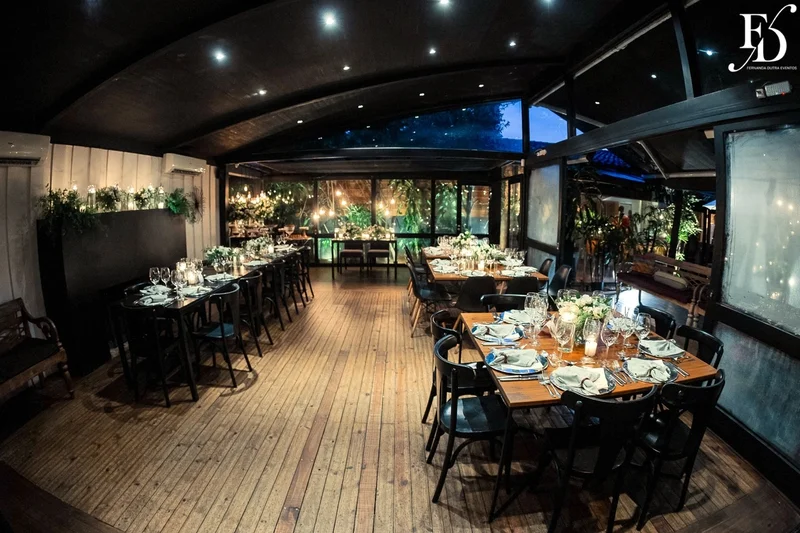 casamento em porto alegre realizado no le bistrot para 30 convidados no formato mini-wedding com decoração clássica elegante em verde branco e prata por life eventos especiais cerimonialista de casamento em porto alegre