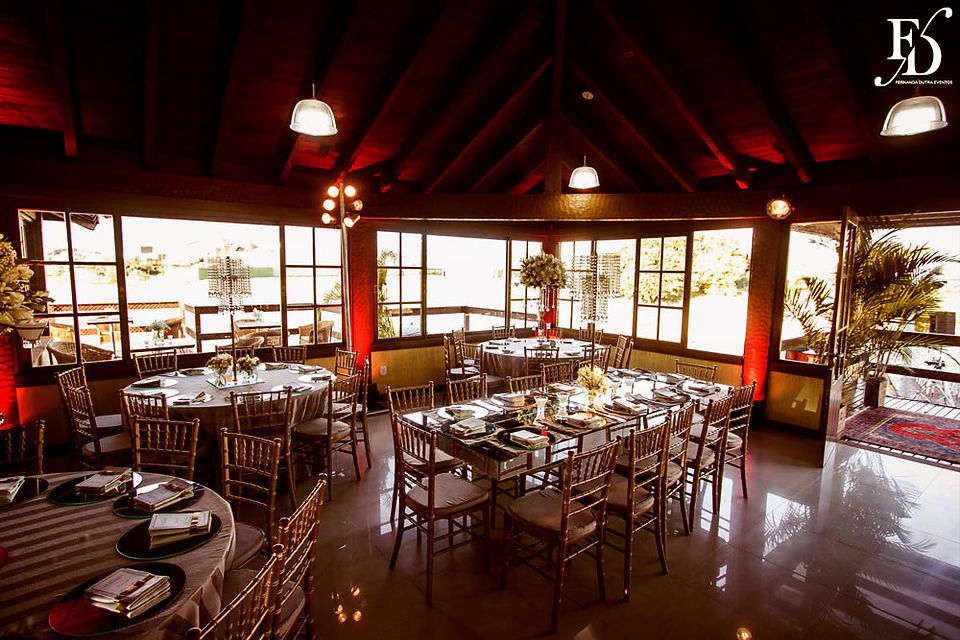 casamento com cerimônia e recepção no salão de festas da praia da vila do barco dentro do condomínio terraville em porto alegre home wedding casamento no condomínio casamento em casa em porto alegre mini wedding com decoração sofisticada luxuosa chique elegante em mobiliário de espelho dourado branco e cristais por life eventos especiais cerimonialista para casamento em porto alegre