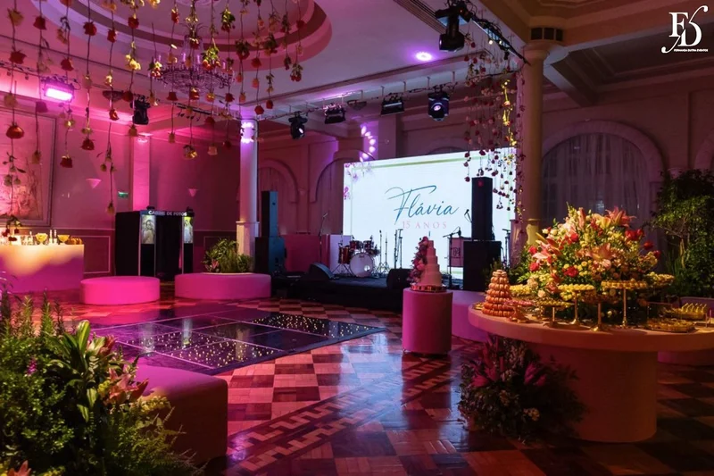 Salão Imperatriz preparado para a festa de 15 anos de Flávia Fochesato na Associação Leopoldina Juvenil