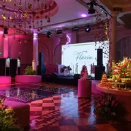 Salão Imperatriz preparado para a festa de 15 anos de Flávia Fochesato na Associação Leopoldina Juvenil