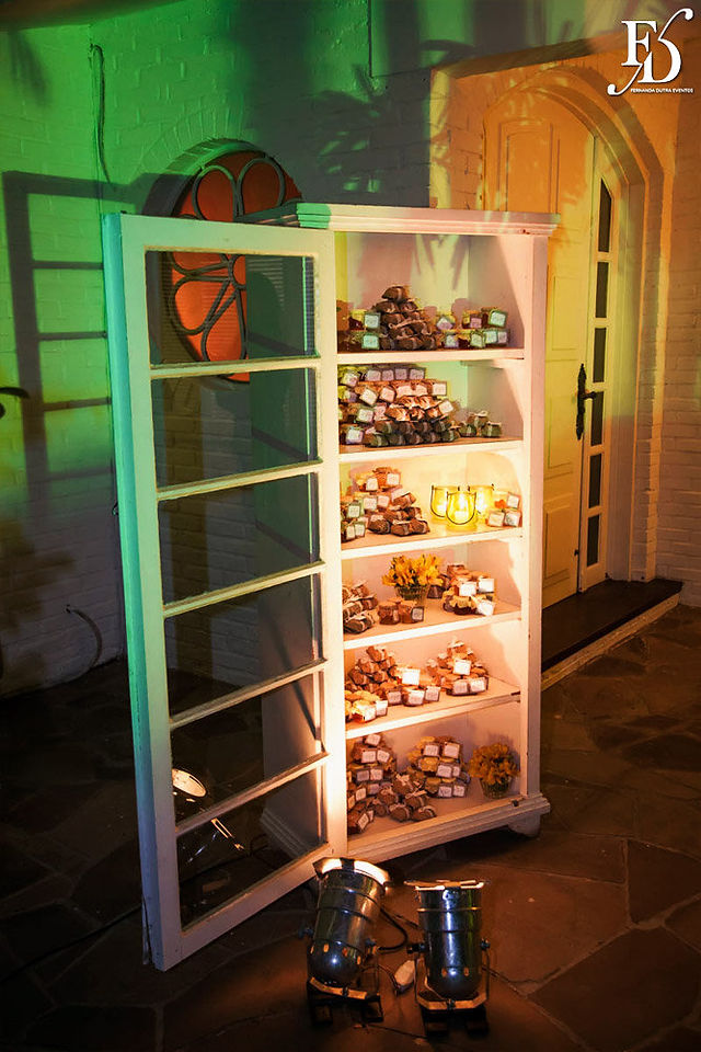 Casamento com cerimônia na Igreja Santa Teresinha do Menino Jesus, em Porto Alegre, e recepção na Merci Casa de Eventos, com projeto de decoração delicado, romântico, em estilo rústica, com a paleta do marrom, nude e amarelo.