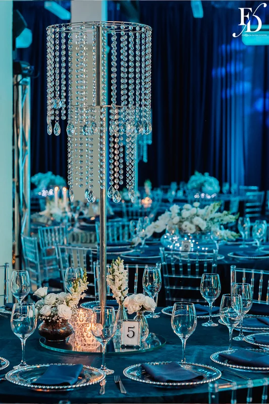 festa de 15 anos nas cores azul e branco com decoração moderna com cristais e espelhos por life eventos especiais assessoria e cerimonial de festas de 15 anos em porto alegre