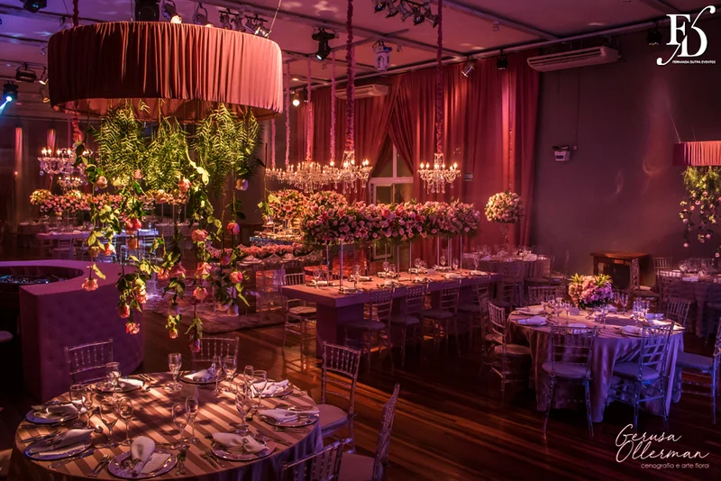 casamento com cerimônia na basílica nossa senhora das dores em porto alegre e festa na casa vetro com decoração luxuosa sofisticada exuberante em tons de rosa com parede de flores com organização projeto e cerimonial de life eventos especiais cerimonialista de casamentos em porto alegre