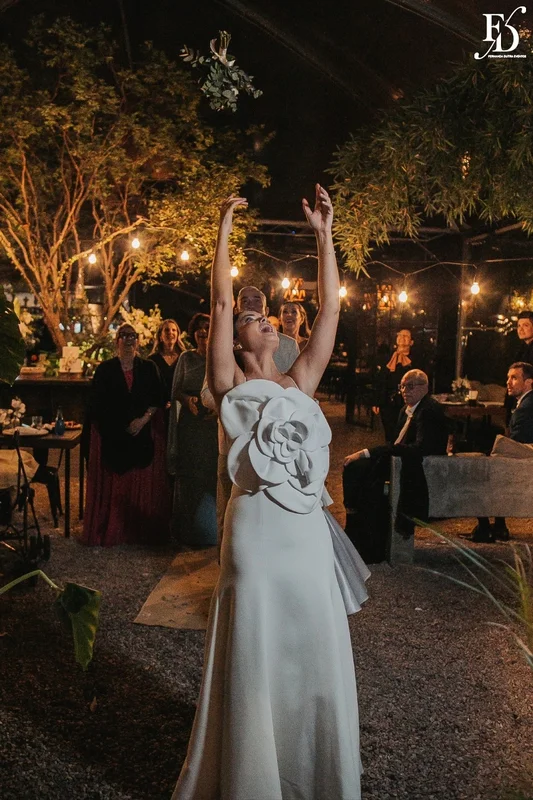 casamento mini-wedding no eat kitchen em novo hamburgo com decoração verde e branco estilo greenery momento do bouquet