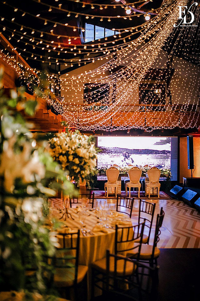casamento com cerimônia na igreja santo antônio em Porto Alegre e recepção no Clube Veleiros do Sul com decoração clássica sofisticada elegante teto de luzinhas no clube veleiros do sul por decoração em verde branco e dourado por life eventos especiais cerimonialista em porto alegre wedding planner
