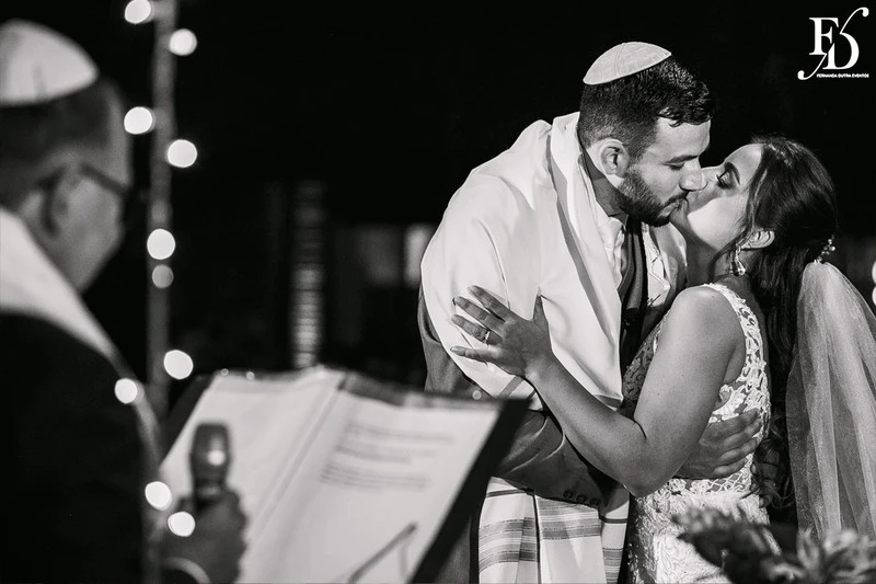 casamento judaico realizado no sítio da figueira em porto alegre com decoração exuberante botânica tropical festa linda com passarela de espelho cerimônia de casamento ao ar livre por life eventos especiais cerimonialista em porto alegre organização de casamentos cerimonia ao ar livre