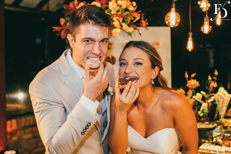 casamento realizado no alto da capela em porto alegre por life eventos especiais com cerimônia ao ar livre decoração despojada em tons terrosos e uma parede de donuts para a alegria dos convidados