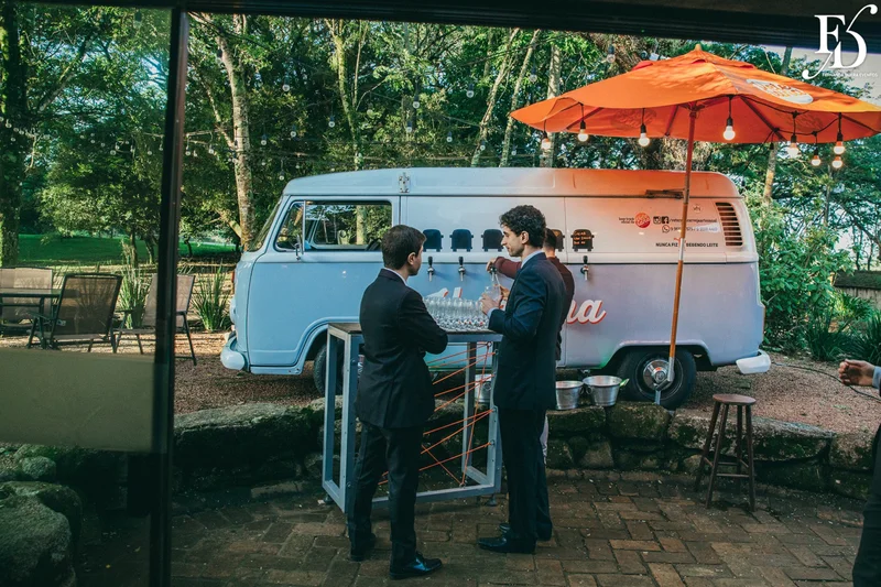 casamento realizado no alto da capela em porto alegre por life eventos especiais com cerimônia ao ar livre decoração despojada em tons terrosos e uma parede de donuts para a alegria dos convidados