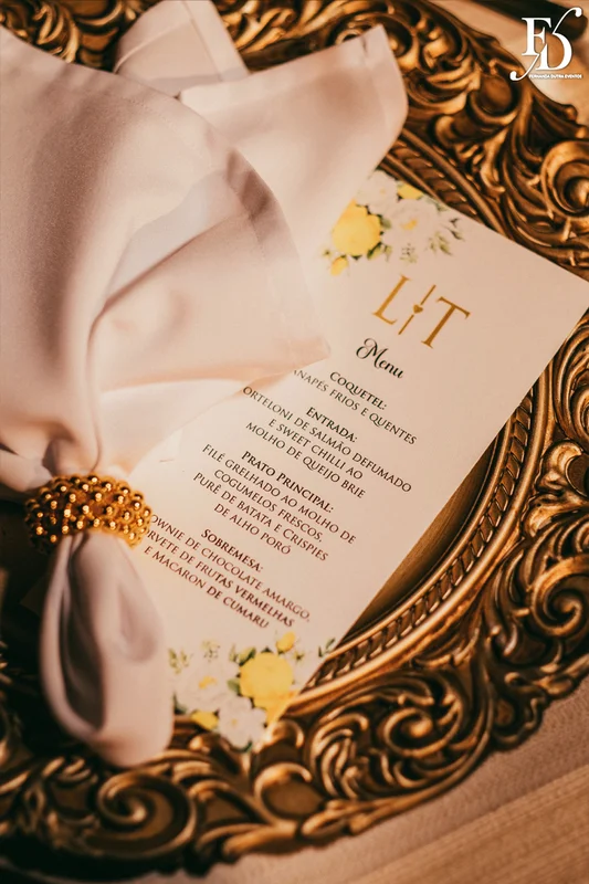 casamento na igreja nossa senhora do mont'serrat em porto alegre e festa de casamento na casa vetro em porto alegre com decoração sofisticada e luxuosa estilo clássico em dourado branco e amarelo por life eventos especiais cerimonialista de casamento em porto alegre