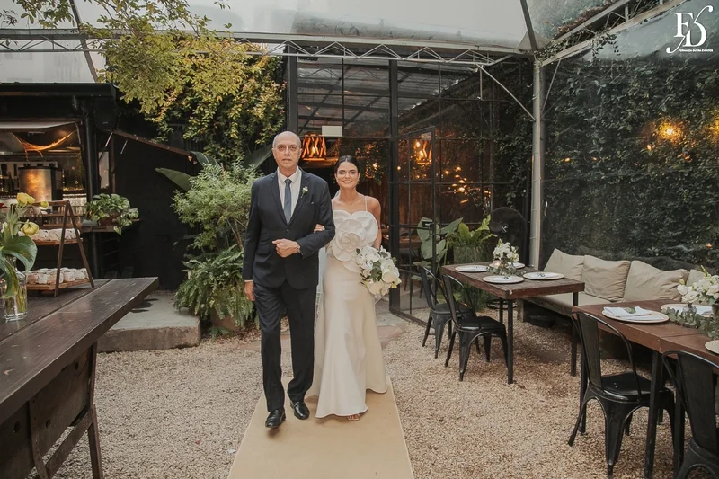casamento mini-wedding no eat kitchen em novo hamburgo com decoração verde e branco estilo greenery cerimônia entrada da noiva