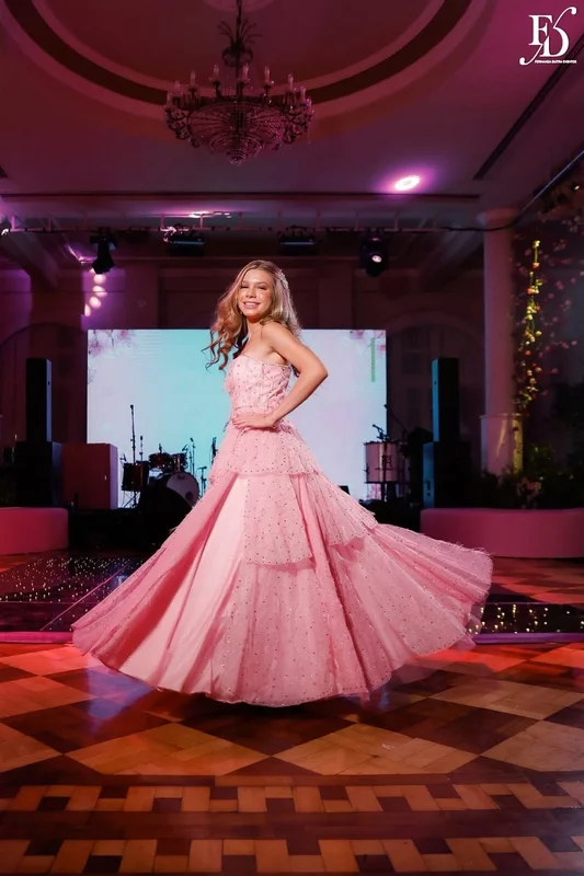 Flávia Fochesato com vestido rosa em sua festa de 15 anos no Salão Imperatriz, em Porto Alegre