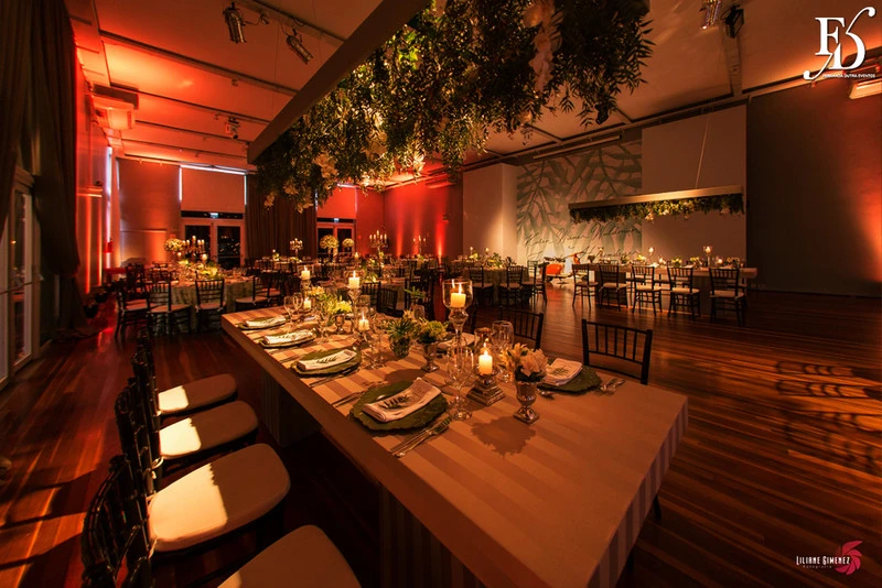casamento com cerimônia e recepção realizados na casa vetro em porto alegre cerimônia realizada no terraço da casa e recepção com decoração clássica sofisticada elegante e contemporânea estilo botânico em nude verde branco e prata casamento greenery por life eventos especiais wedding planner em porto alegre assessoria e cerimonial