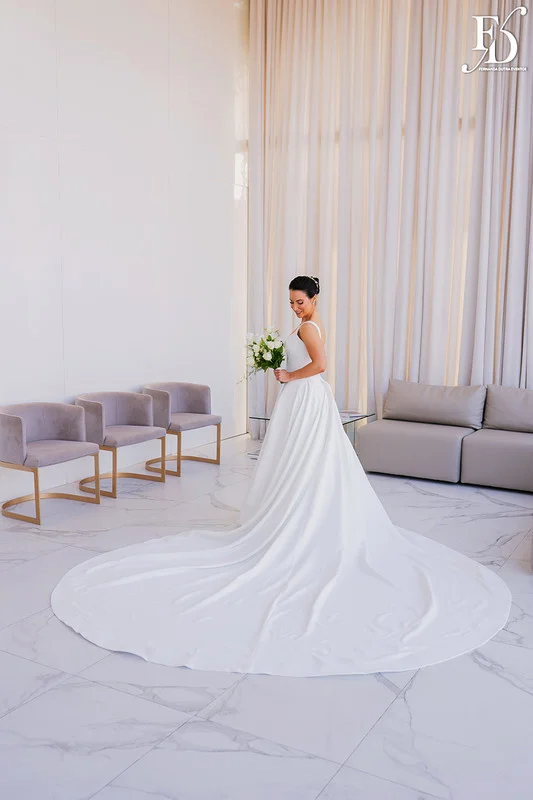 casamento com cerimônia realizada às 15h na Basílica Nossa Senhora das Dores em Porto Alegre e recepção no Alto da Capela. Coquetel na área externa embalado com jazz e por-do-sol, jantar formal, decoração exuberante e linda, em estilo botânico e muitas cores, luxuoso e lindo, por Life Eventos Especiais