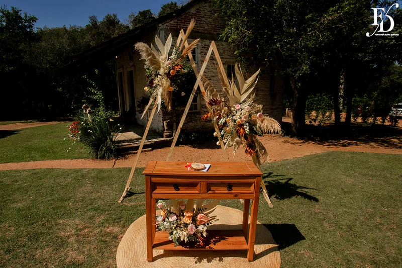 casamento divertido e animado na casa na chácara, em porto alegre; um casal jovem, despojado, que queria celebrar esse momento com um rodízio de pizza - casamento com pizza - decoração estilo boho wedding em tons terrosos cerimonial de life eventos especiais
