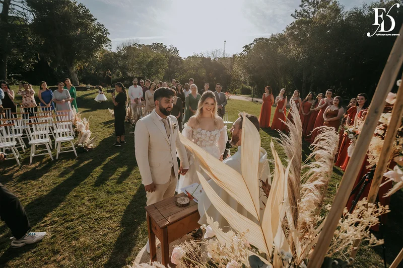 casamento divertido e animado na casa na chácara, em porto alegre; um casal jovem, despojado, que queria celebrar esse momento com um rodízio de pizza - casamento com pizza - decoração estilo boho wedding em tons terrosos cerimonial de life eventos especiais