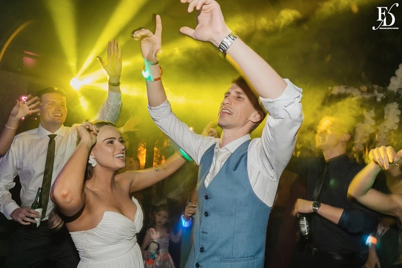 casamento no dry moments & drinks em porto alegre decoração moderna clean e sofisticada com copo de leite