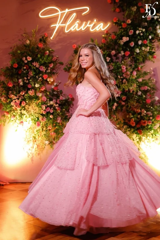 Flávia Fochesato com vestido rosa em sua festa de 15 anos no Salão Imperatriz, em Porto Alegre