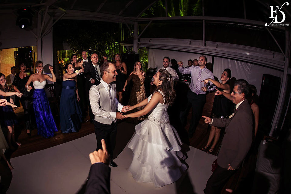 casamento com cerimônia e recepção no merci casa de eventos em porto alegre com decoração romântica rústico provençal delicada em coral e amarelo por life eventos especiais cerimonialista em porto alegre